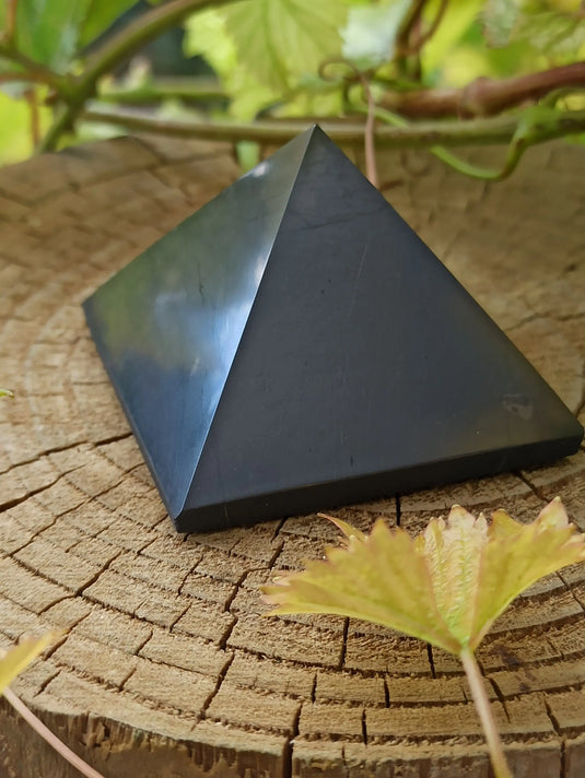 Shungite pyramide petit modèle I 5x5x4cm Grade A++++ Shungite Pyramide Petit Modèle Dans la besace du p'tit Poucet   