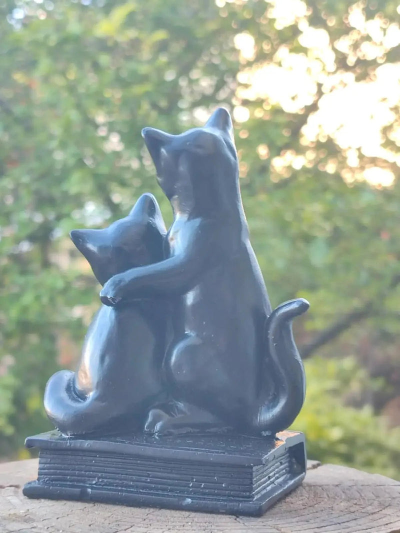 Chargez l&#39;image dans la visionneuse de la galerie, Shungite Sculpture Chats sur grimoire: Décorer tout en protégeant votre habitat Shungite Sculpture Chatons sur Livre Ancien
