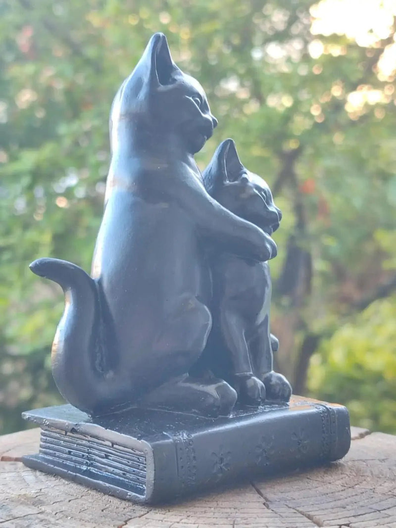 Chargez l&#39;image dans la visionneuse de la galerie, Shungite Sculpture Chats sur grimoire: Décorer tout en protégeant votre habitat Shungite Sculpture Chatons sur Livre Ancien
