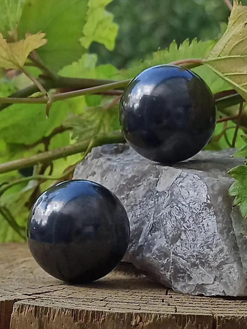 Chargez l&#39;image dans la visionneuse de la galerie, Shungite sphère Grade A++++ fournie avec support de sphère (Protection &amp; Purification) Sphère Shungite Ø 3cm (~60Gr la paire) fournie
