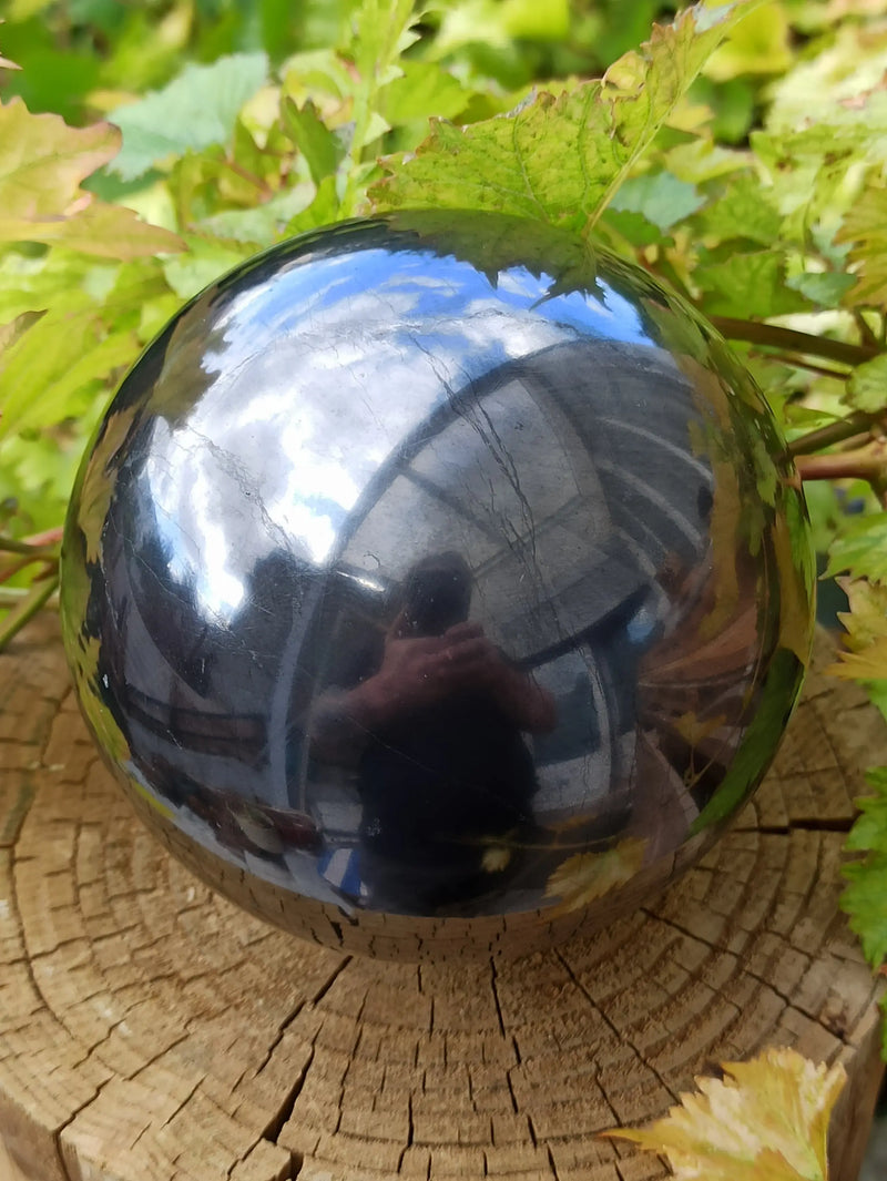 Laden Sie das Bild in Galerie -Viewer, Shungite sphère polie Ø 10cm + son support en bois Grade A ++++ Shungite sphère 10cm Dans la besace du p&#39;tit Poucet   
