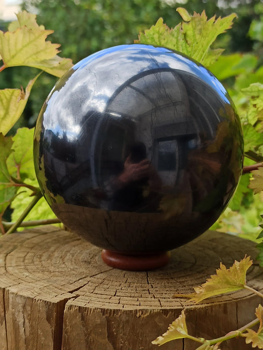 Shungite sphère polie Ø 10cm + son support en bois Grade A ++++ Shungite sphère 10cm Dans la besace du p'tit Poucet   