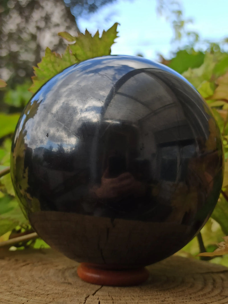 Chargez l&#39;image dans la visionneuse de la galerie, Shungite sphère polie Ø 10cm + son support en bois Grade A ++++ Shungite sphère 10cm Dans la besace du p&#39;tit Poucet   
