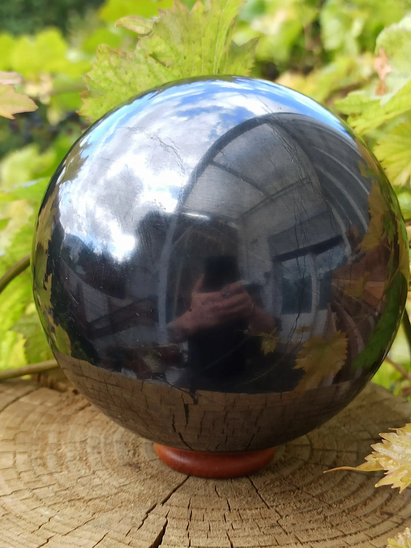 Load image into Gallery viewer, Shungite sphère polie Ø 10cm + son support en bois Grade A ++++ Shungite sphère 10cm Dans la besace du p&#39;tit Poucet   
