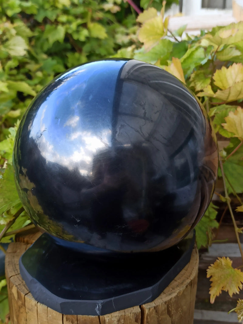 Carica immagine in Galleria Viewer, Shungite sphère polie Ø 15cm + son support en Shungite Grade A ++++ Shungite sphère 15cm Dans la besace du p&#39;tit Poucet   
