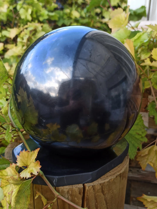Shungite sphère polie Ø 15cm + son support en Shungite Grade A ++++ Shungite sphère 15cm Dans la besace du p'tit Poucet   
