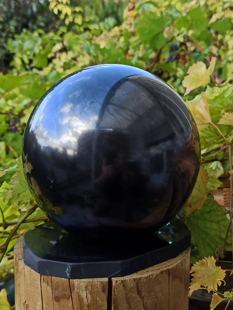 Cargue la imagen en el visor de la galería, Shungite sphère polie Ø 15cm + son support en Shungite Grade A ++++ Shungite sphère 15cm Dans la besace du p&#39;tit Poucet   
