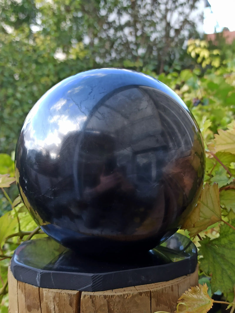 Cargue la imagen en el visor de la galería, Shungite sphère polie Ø 15cm + son support en Shungite Grade A ++++ Shungite sphère 15cm Dans la besace du p&#39;tit Poucet   
