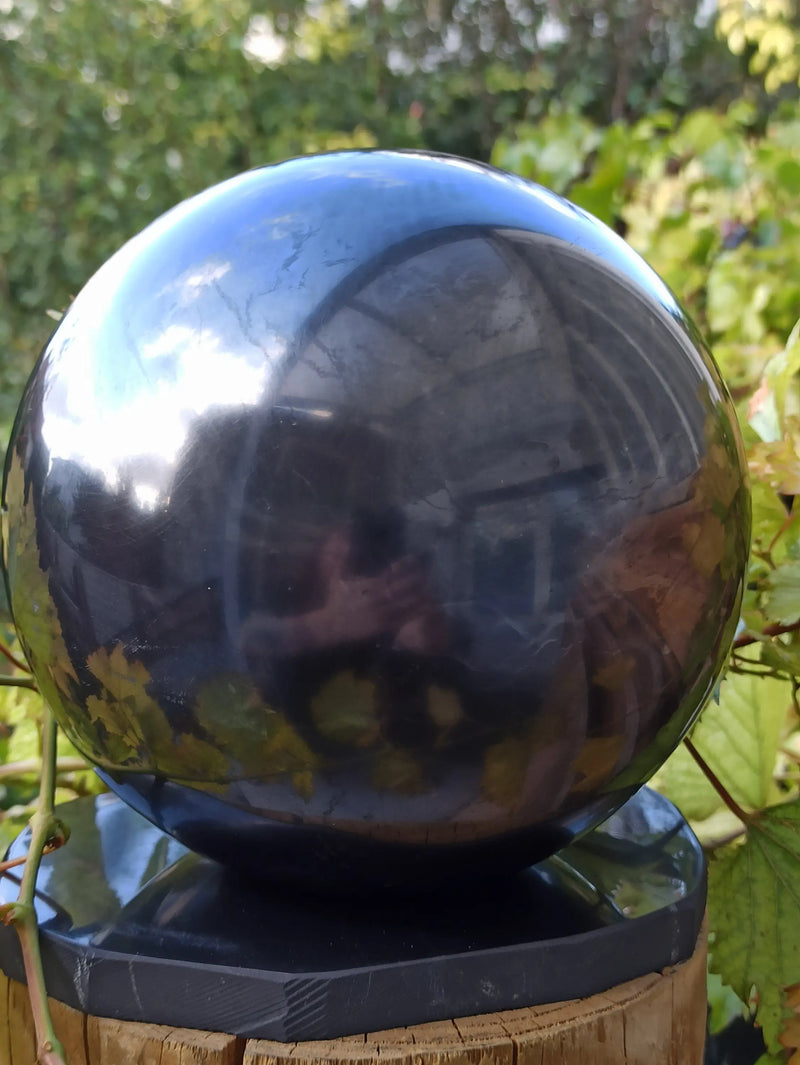 Load image into Gallery viewer, Shungite sphère polie Ø 15cm + son support en Shungite Grade A ++++ Shungite sphère 15cm Dans la besace du p&#39;tit Poucet   
