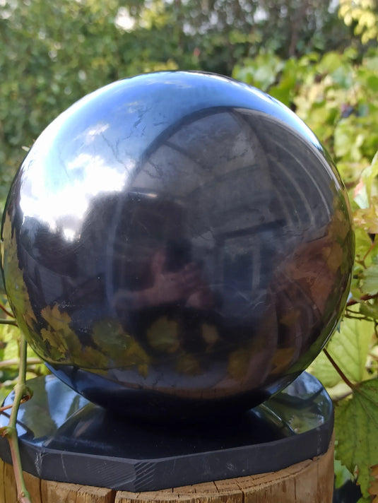 Shungite sphère polie Ø 15cm + son support en Shungite Grade A ++++ Shungite sphère 15cm Dans la besace du p'tit Poucet   