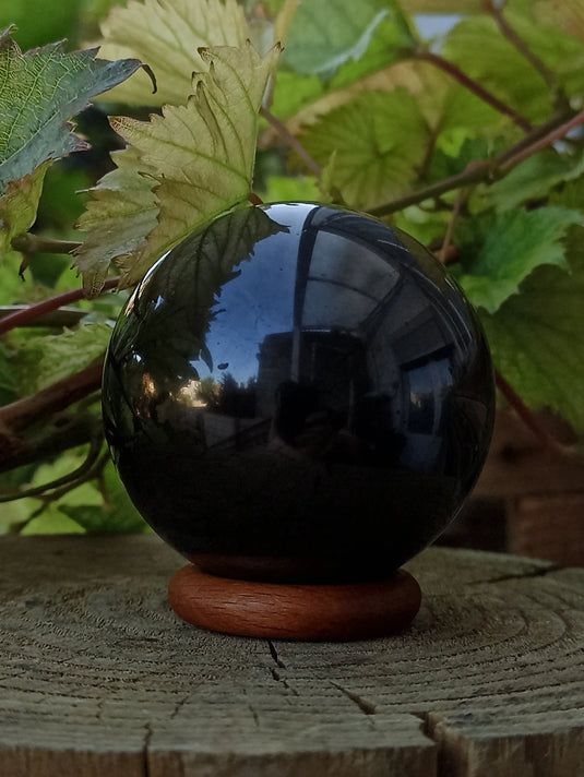 Shungite sphère polie Ø 5cm + son support en bois Grade A++++ Shungite sphère 5cm Dans la besace du p'tit Poucet   