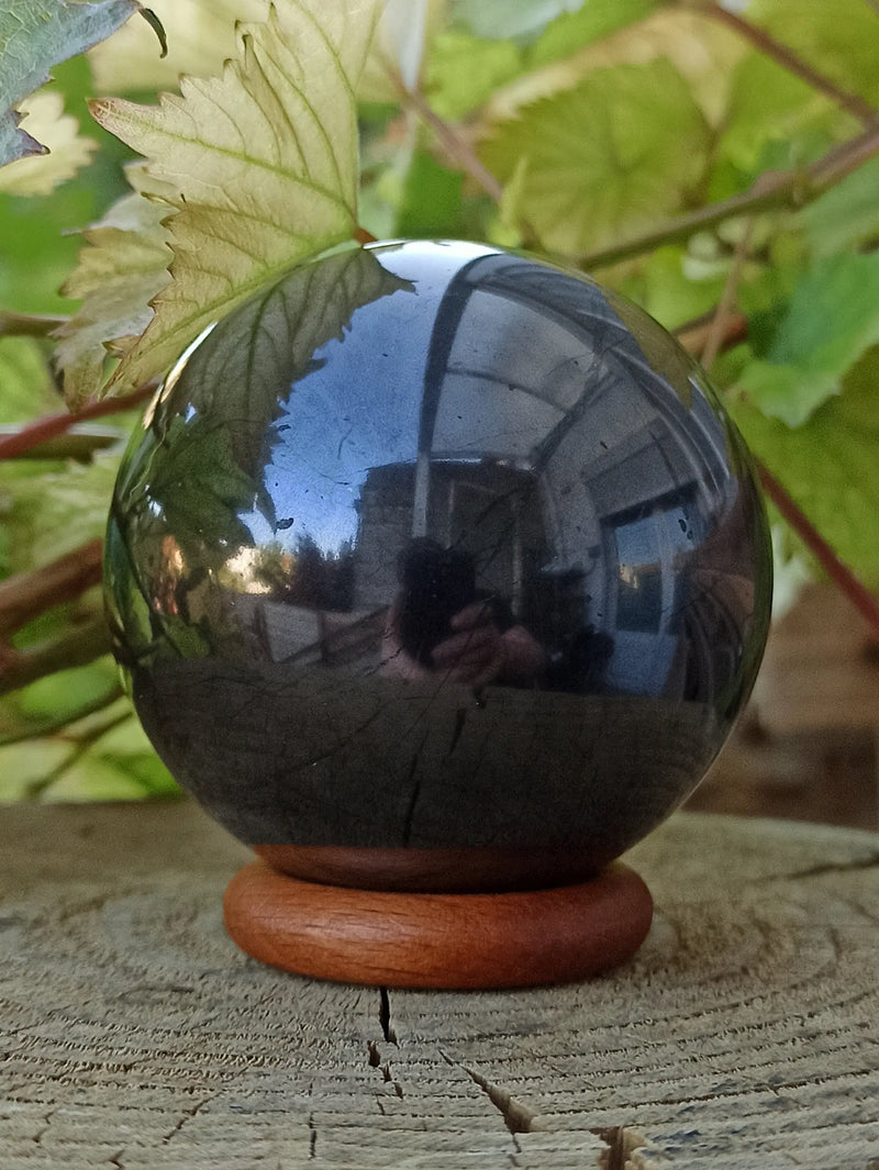 Load image into Gallery viewer, Shungite sphère polie Ø 5cm + son support en bois Grade A++++ Shungite sphère 5cm Dans la besace du p&#39;tit Poucet   
