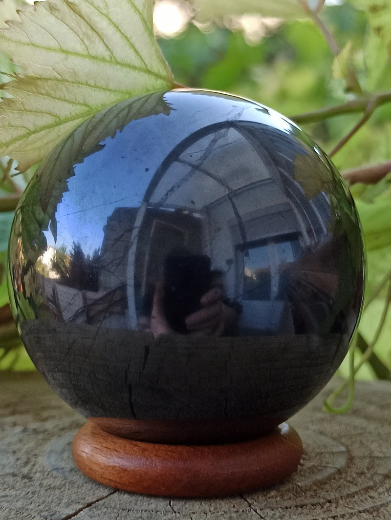 Carica immagine in Galleria Viewer, Shungite sphère polie Ø 5cm + son support en bois Grade A++++ Shungite sphère 5cm Dans la besace du p&#39;tit Poucet   
