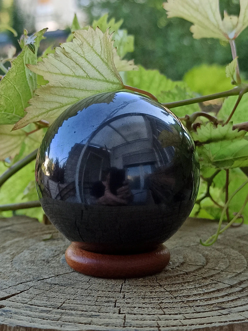 Load image into Gallery viewer, Shungite sphère polie Ø 5cm + son support en bois Grade A++++ Shungite sphère 5cm Dans la besace du p&#39;tit Poucet   
