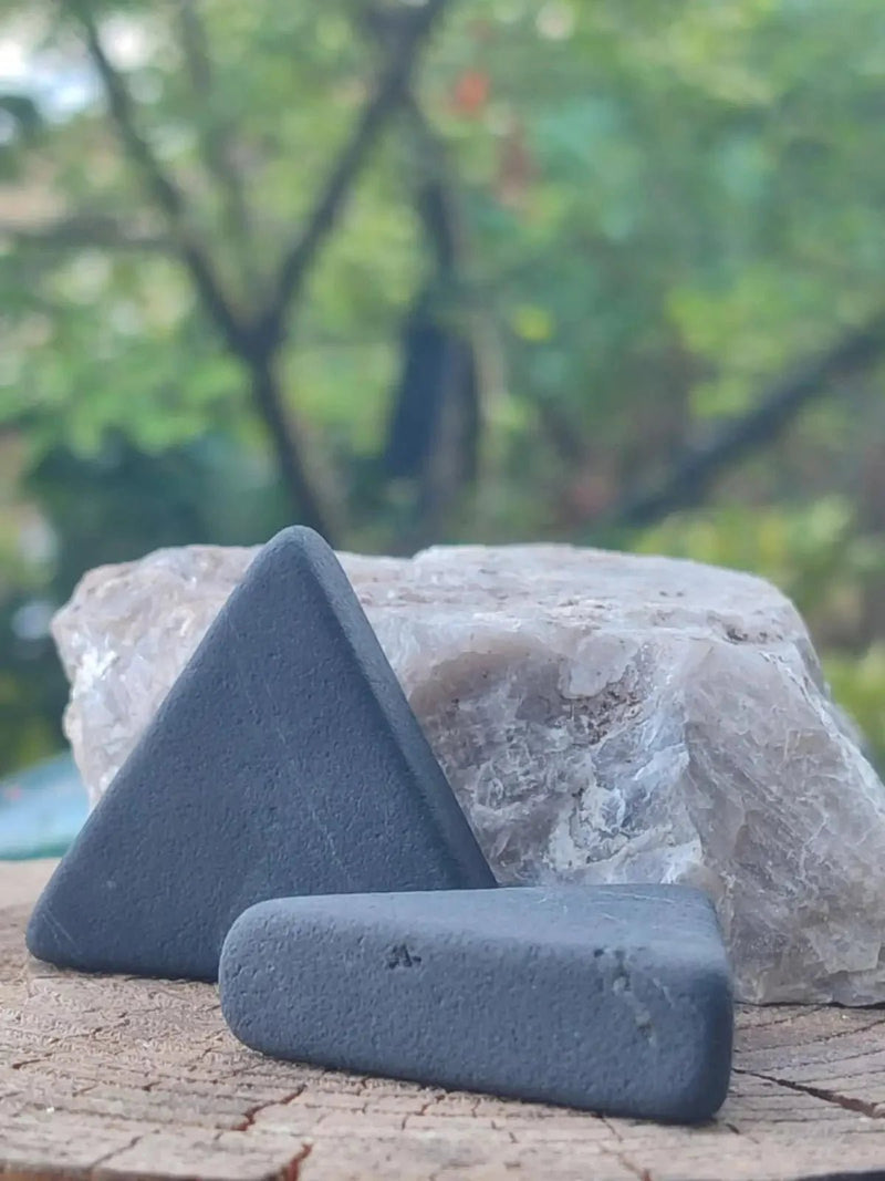 Chargez l&#39;image dans la visionneuse de la galerie, Shungite triangle pour filtration de l’eau. Retient pesticides herbicides chlore métaux lourds Shungite triangle de purification de l’eau
