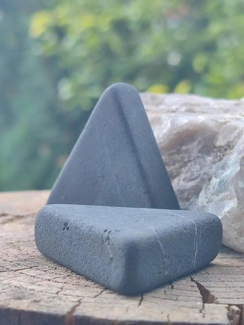Chargez l&#39;image dans la visionneuse de la galerie, Shungite triangle pour filtration de l’eau. Retient pesticides herbicides chlore métaux lourds Shungite triangle de purification de l’eau
