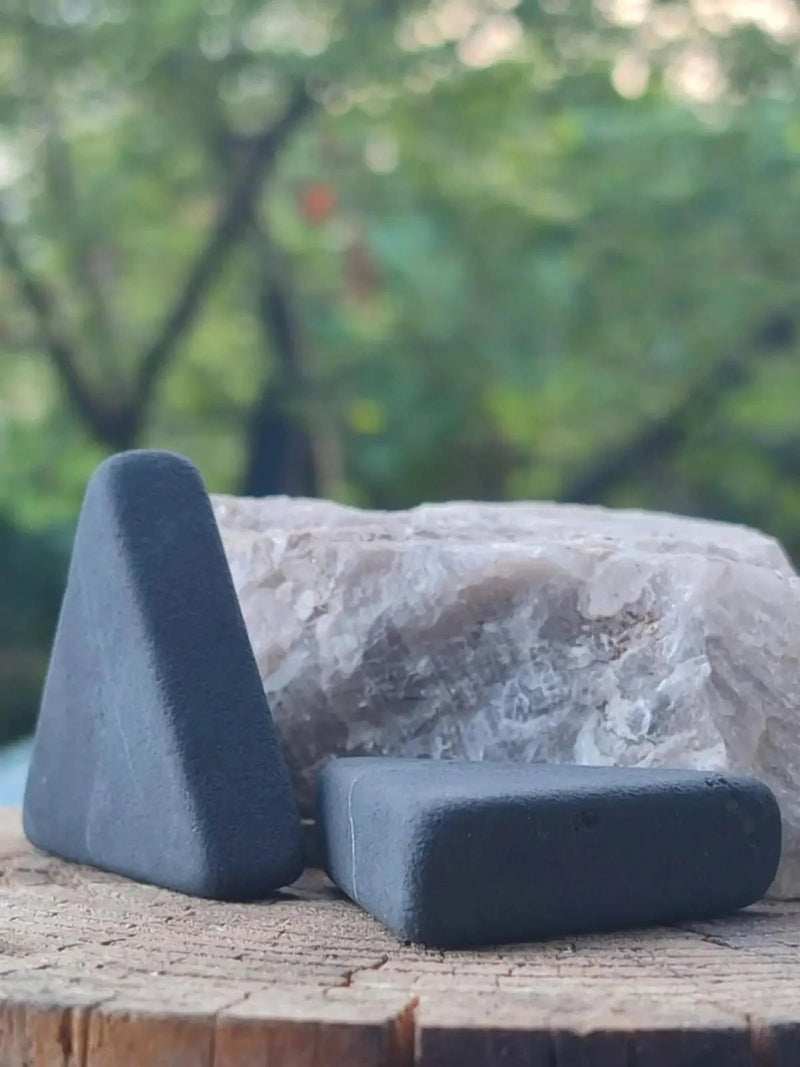 Chargez l&#39;image dans la visionneuse de la galerie, Shungite triangle pour filtration de l’eau. Retient pesticides herbicides chlore métaux lourds Shungite triangle de purification de l’eau
