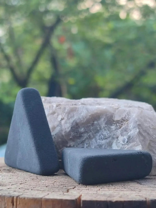 Shungite triangle pour filtration de l’eau. Retient pesticides herbicides chlore métaux lourds Shungite triangle de purification de l’eau