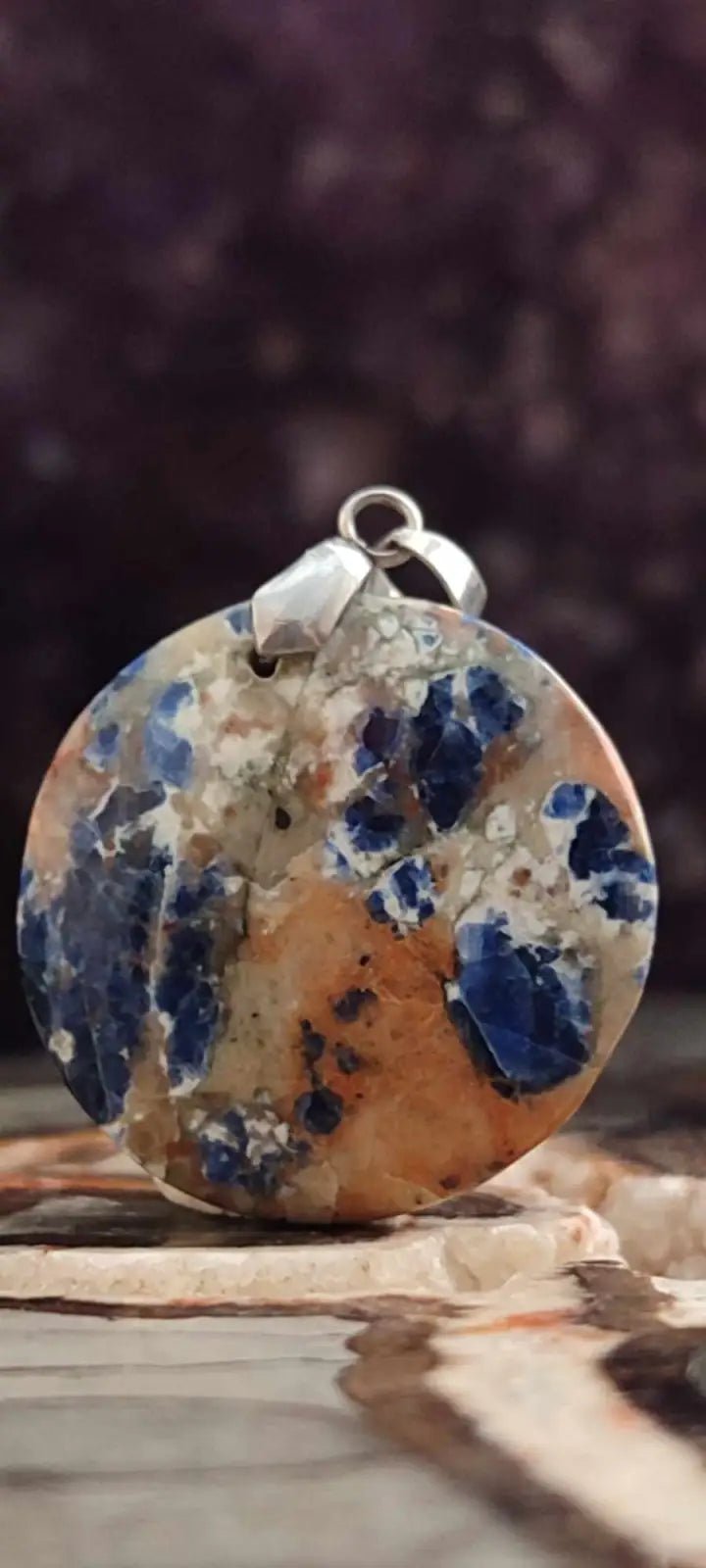 Load image into Gallery viewer, Sodalite couché de soleil du Brésil pendentif Grade A++++ ’Rare’ Sodalite coucher de soleil Sodalite/Calcite orange pendentif
