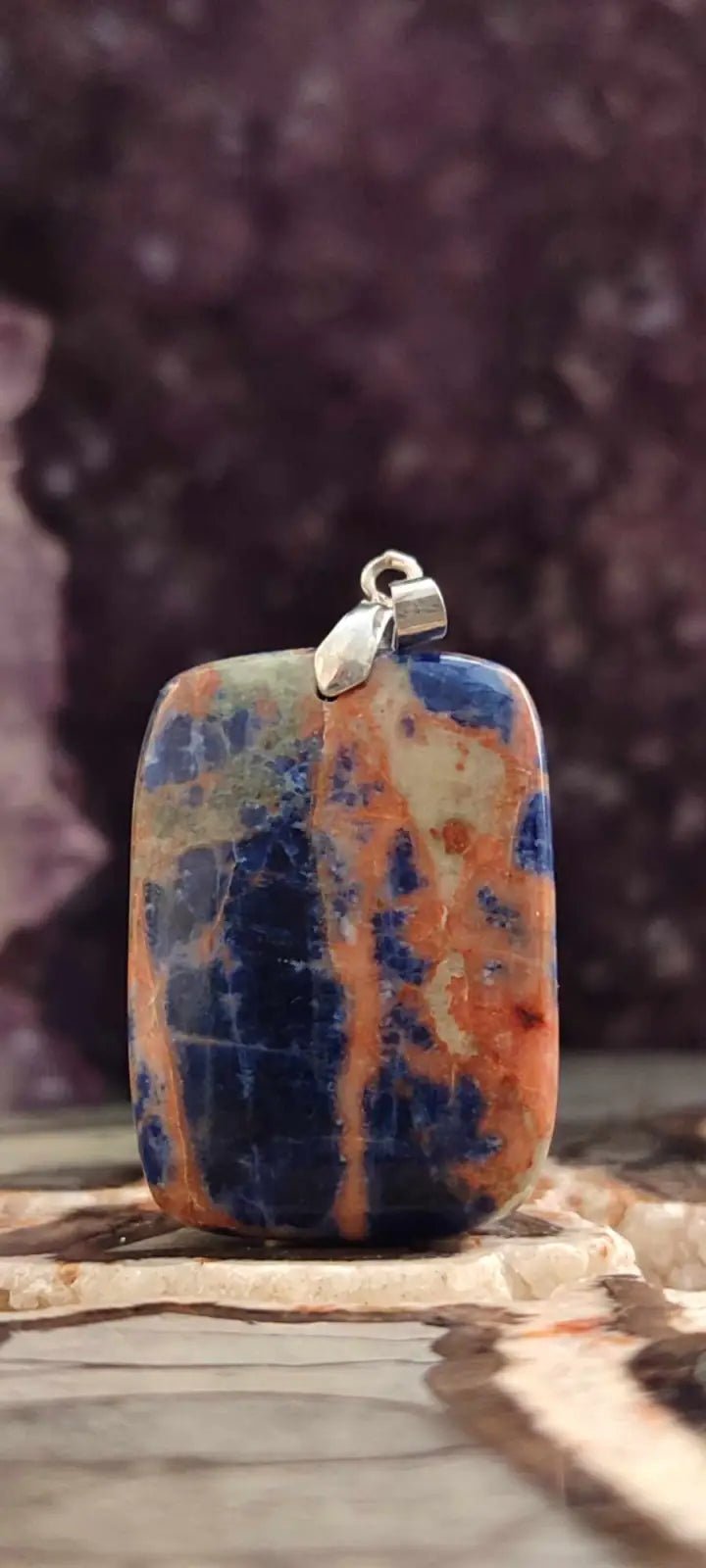 Chargez l&#39;image dans la visionneuse de la galerie, Sodalite coucher de soleil du Brésil pendentif Grade A++++ ’Rare’ Sodalite coucher de soleil Sodalite/Calcite orange pendentif

