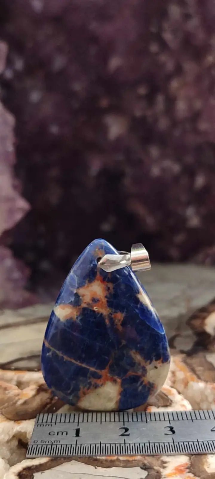 Chargez l&#39;image dans la visionneuse de la galerie, Sodalite coucher de soleil du Brésil pendentif Grade A++++ ’Rare’ Sodalite coucher de soleil Sodalite/Calcite orange pendentif
