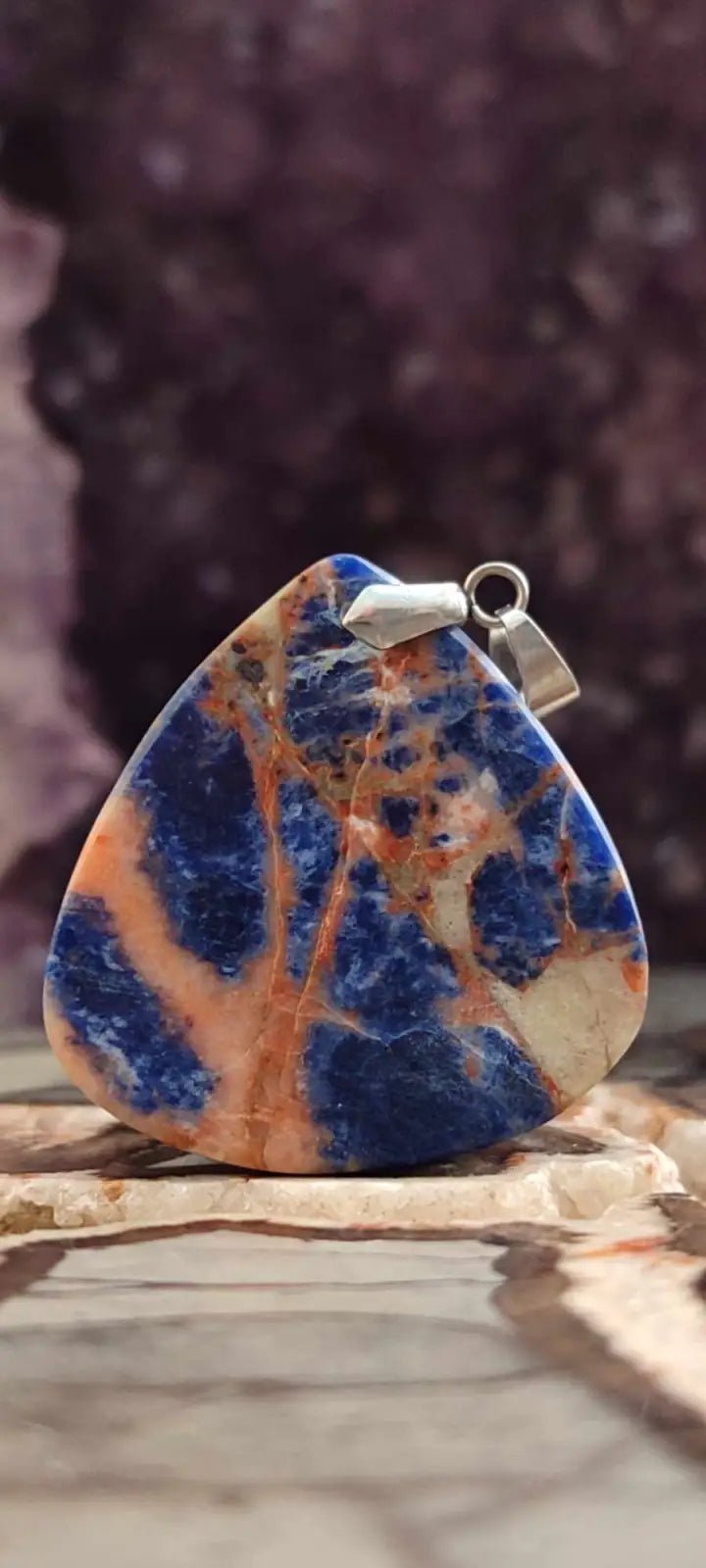 Chargez l&#39;image dans la visionneuse de la galerie, Sodalite coucher de soleil du Brésil pendentif Grade A++++ ’Rare’ Sodalite coucher de soleil Sodalite/Calcite orange pendentif
