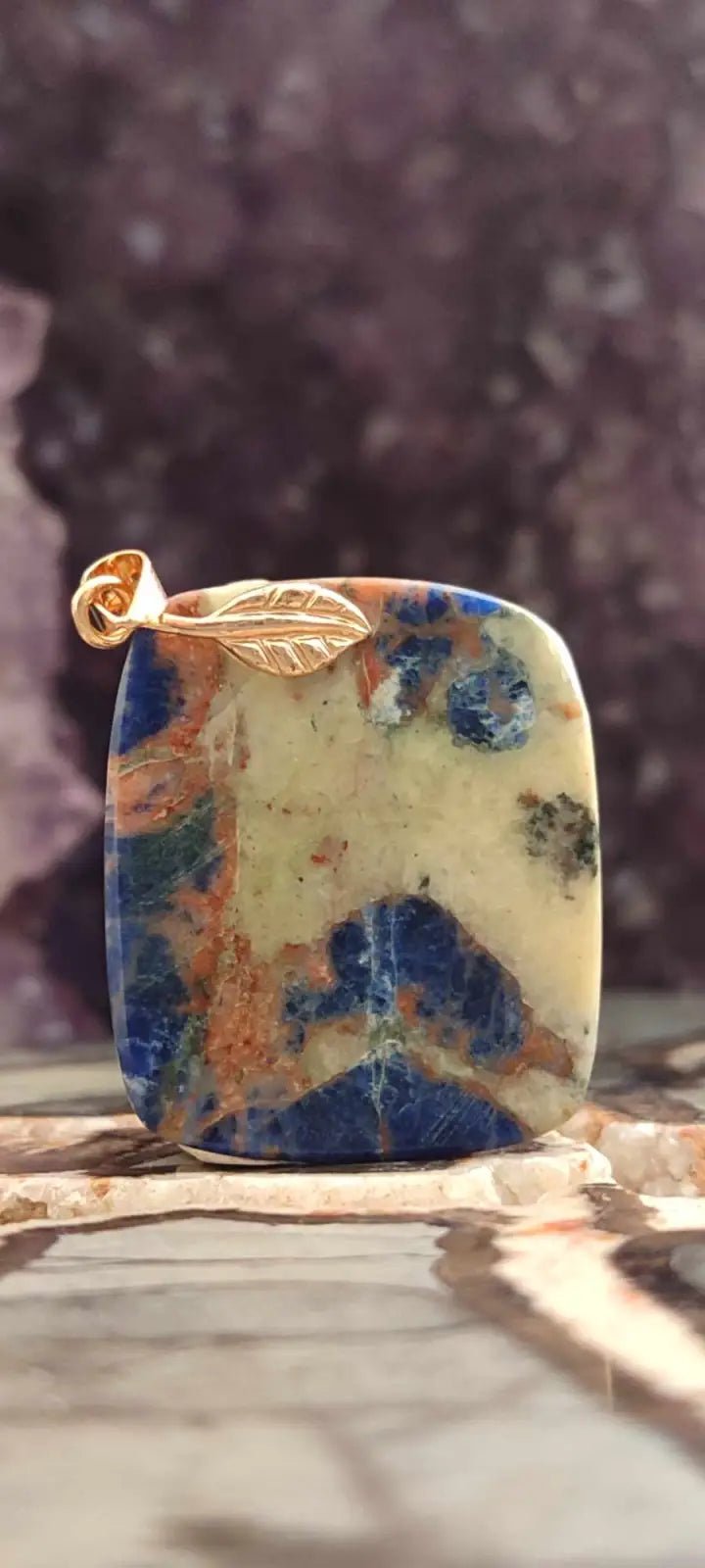Load image into Gallery viewer, Sodalite coucher de soleil du Brésil pendentif Grade A++++ ’Rare’ Sodalite coucher de soleil Sodalite/Calcite orange pendentif
