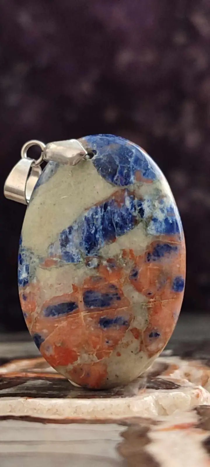 Chargez l&#39;image dans la visionneuse de la galerie, Sodalite coucher de soleil du Brésil pendentif Grade A++++ ’Rare’ Sodalite coucher de soleil Sodalite/Calcite orange pendentif

