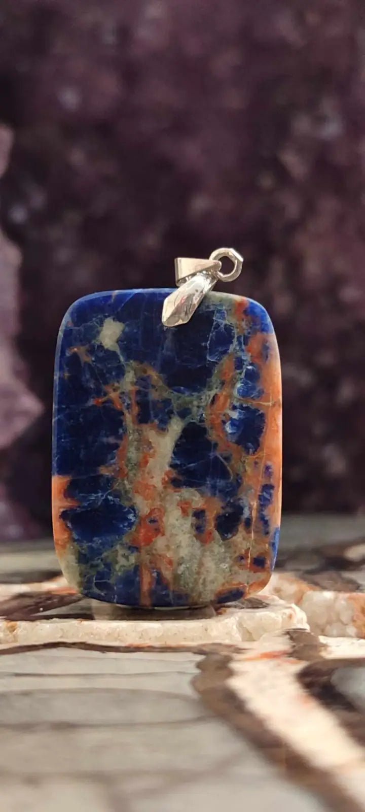 Chargez l&#39;image dans la visionneuse de la galerie, Sodalite coucher de soleil du Brésil pendentif Grade A++++ ’Rare’ Sodalite coucher de soleil Sodalite/Calcite orange pendentif
