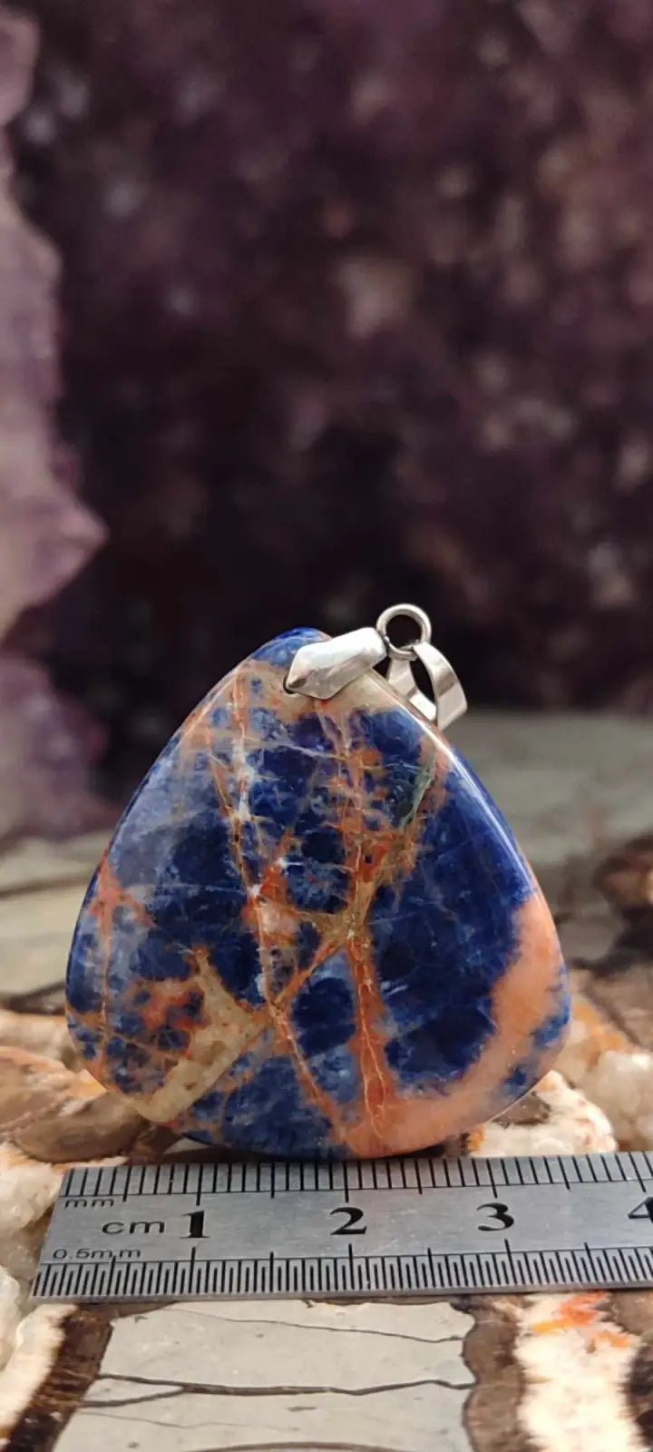 Chargez l&#39;image dans la visionneuse de la galerie, Sodalite coucher de soleil du Brésil pendentif Grade A++++ ’Rare’ Sodalite coucher de soleil Sodalite/Calcite orange pendentif
