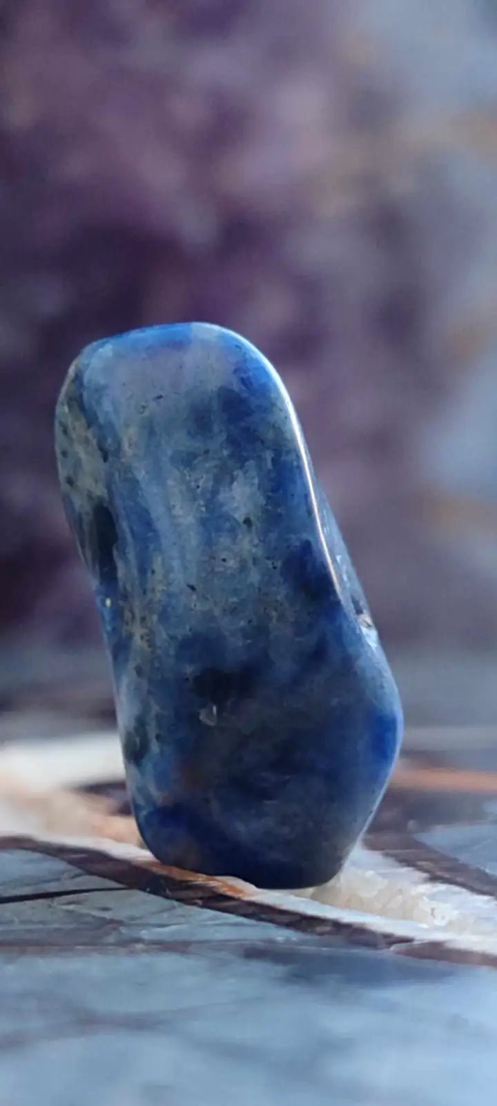Chargez l&#39;image dans la visionneuse de la galerie, Sodalite de Bolivie pierre roulée Grade A++++ Sodalite pierre roulée
