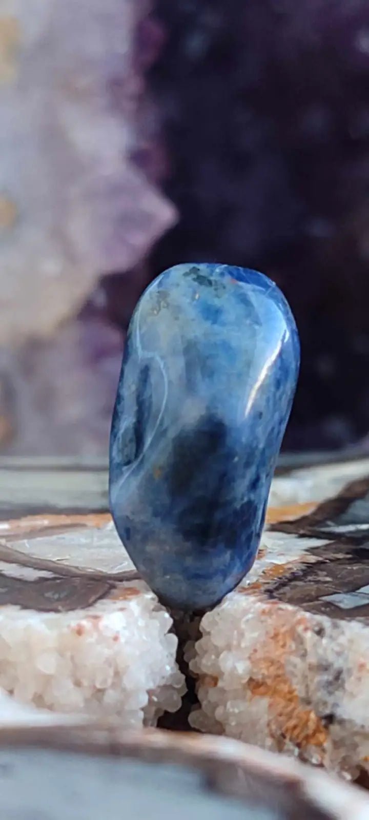 Chargez l&#39;image dans la visionneuse de la galerie, Sodalite de Bolivie pierre roulée Grade A++++ Sodalite pierre roulée
