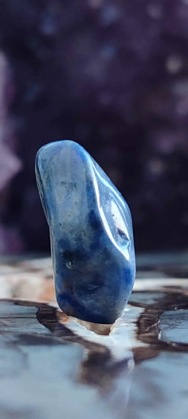 Chargez l&#39;image dans la visionneuse de la galerie, Sodalite de Bolivie pierre roulée Grade A++++ Sodalite pierre roulée
