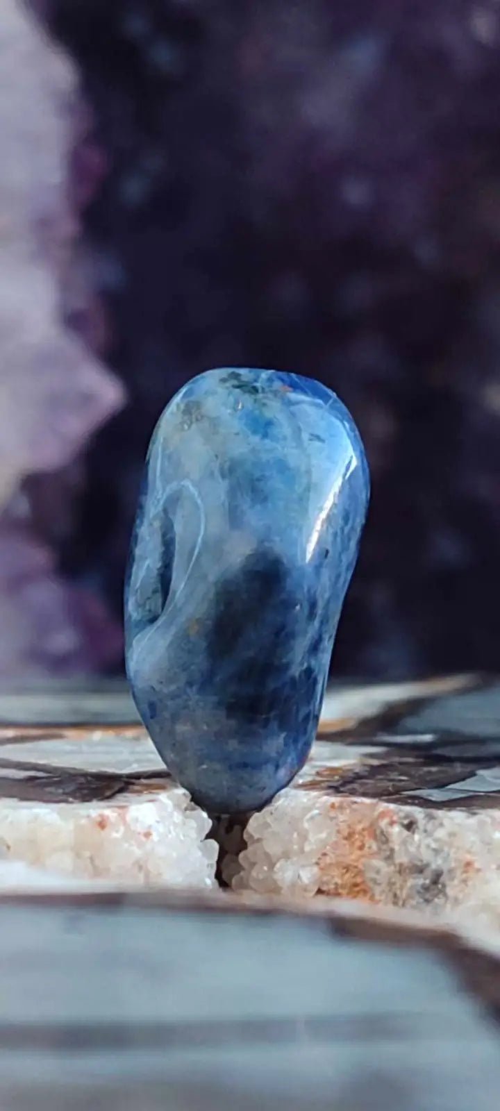 Chargez l&#39;image dans la visionneuse de la galerie, Sodalite de Bolivie pierre roulée Grade A++++ Sodalite pierre roulée
