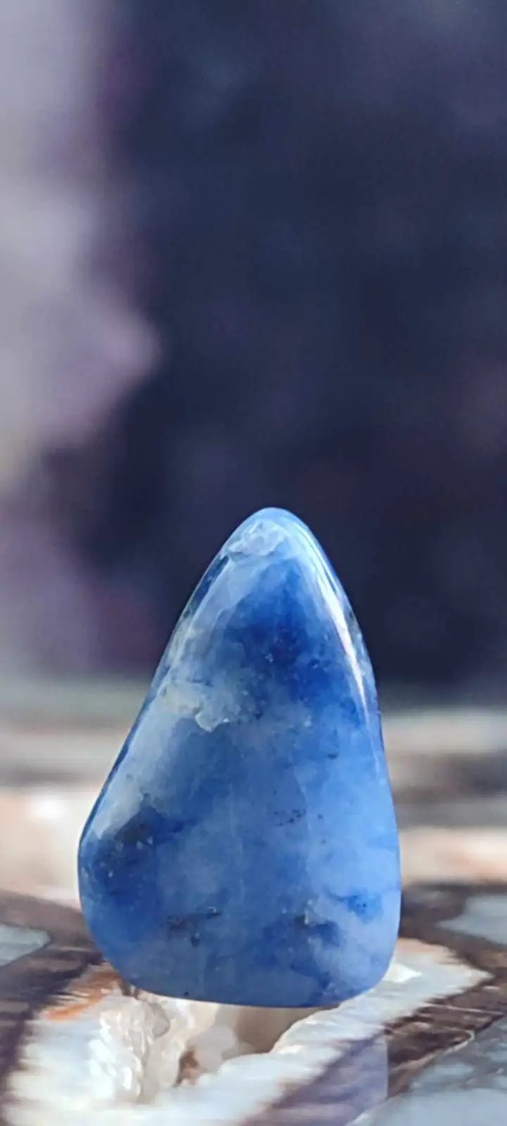 Chargez l&#39;image dans la visionneuse de la galerie, Sodalite de Bolivie pierre roulée Grade ’Extra’ Sodalite pierre roulée
