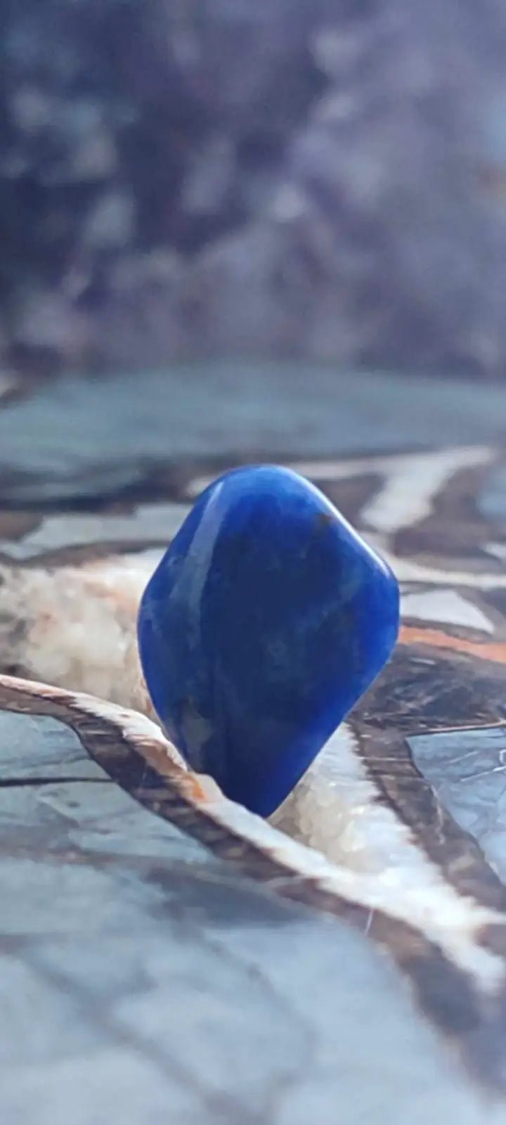 Chargez l&#39;image dans la visionneuse de la galerie, Sodalite de Bolivie pierre roulée Grade ’Extra’ Sodalite pierre roulée
