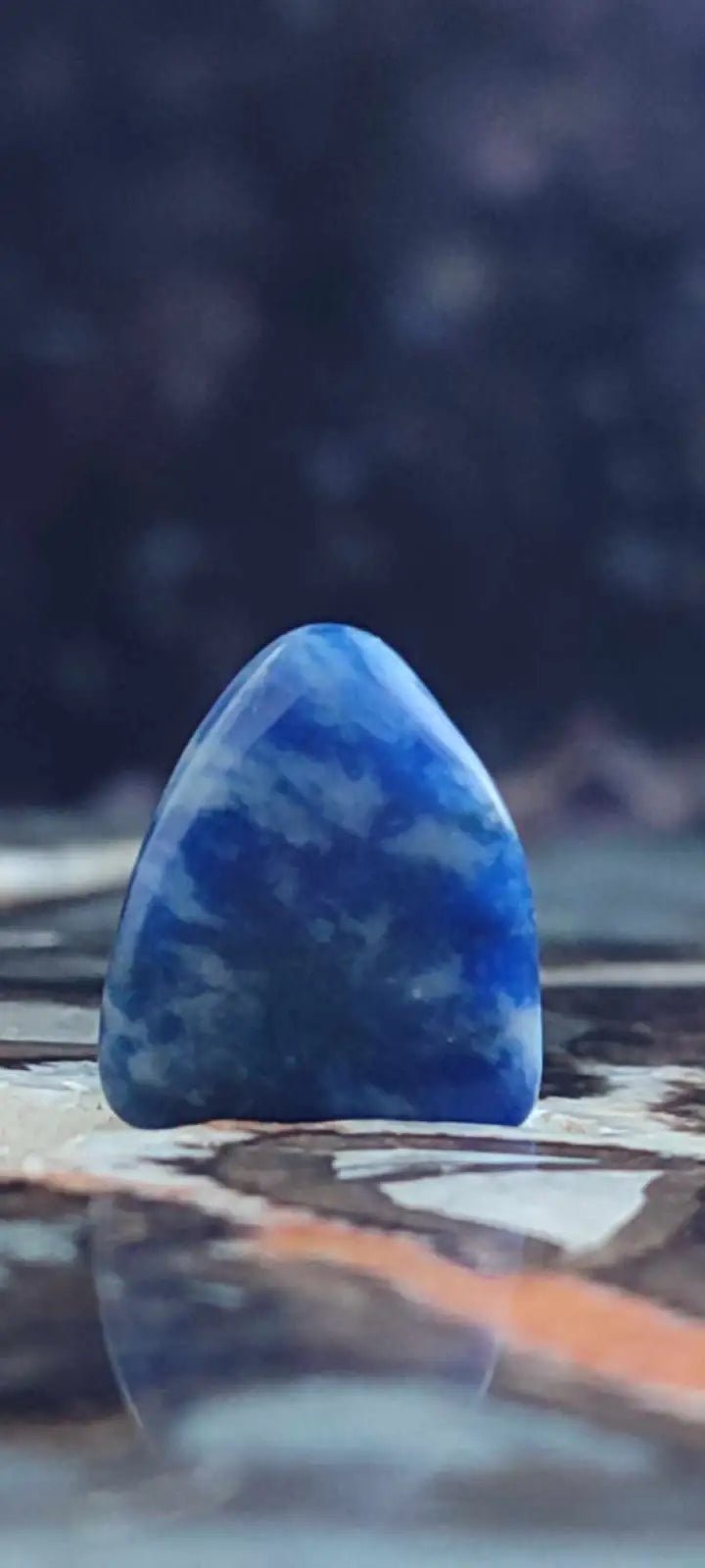 Chargez l&#39;image dans la visionneuse de la galerie, Sodalite de Bolivie pierre roulée Grade ’Extra’ Sodalite pierre roulée
