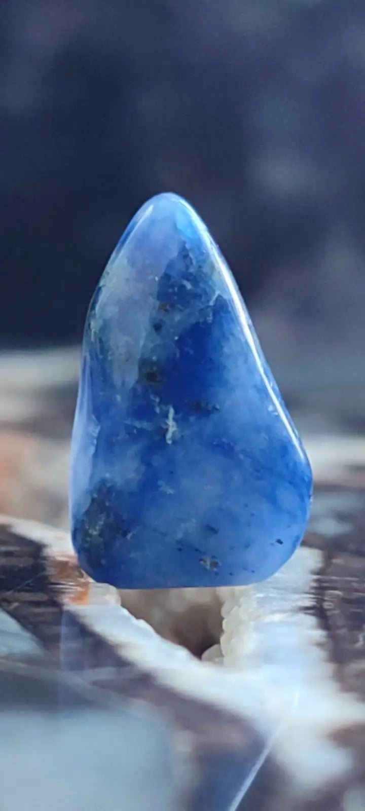 Chargez l&#39;image dans la visionneuse de la galerie, Sodalite de Bolivie pierre roulée Grade ’Extra’ Sodalite pierre roulée
