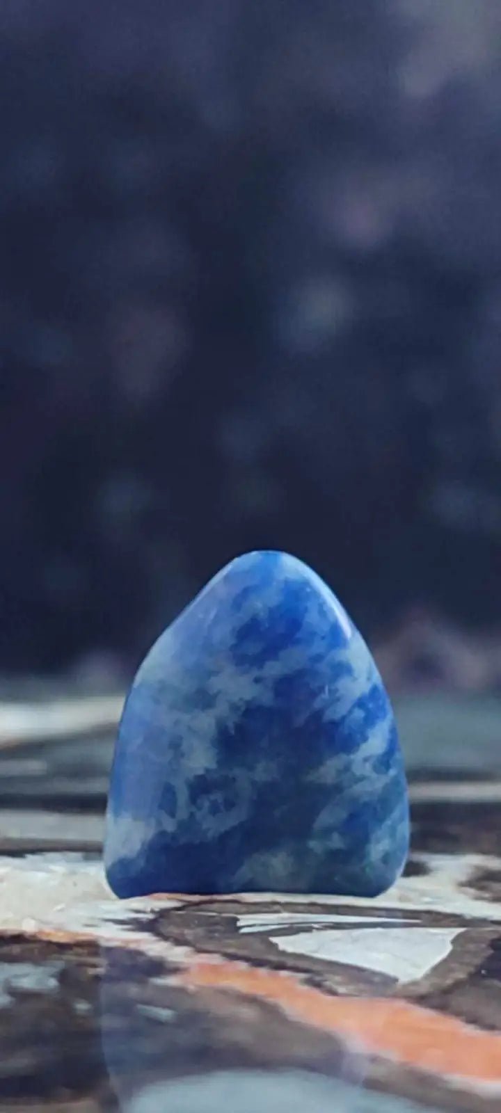 Chargez l&#39;image dans la visionneuse de la galerie, Sodalite de Bolivie pierre roulée Grade ’Extra’ Sodalite pierre roulée
