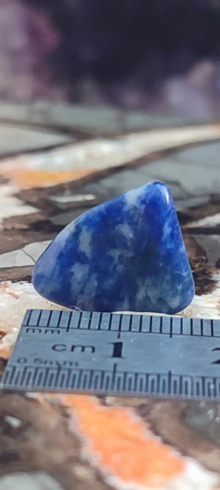 Chargez l&#39;image dans la visionneuse de la galerie, Sodalite de Bolivie pierre roulée Grade ’Extra’ Sodalite pierre roulée
