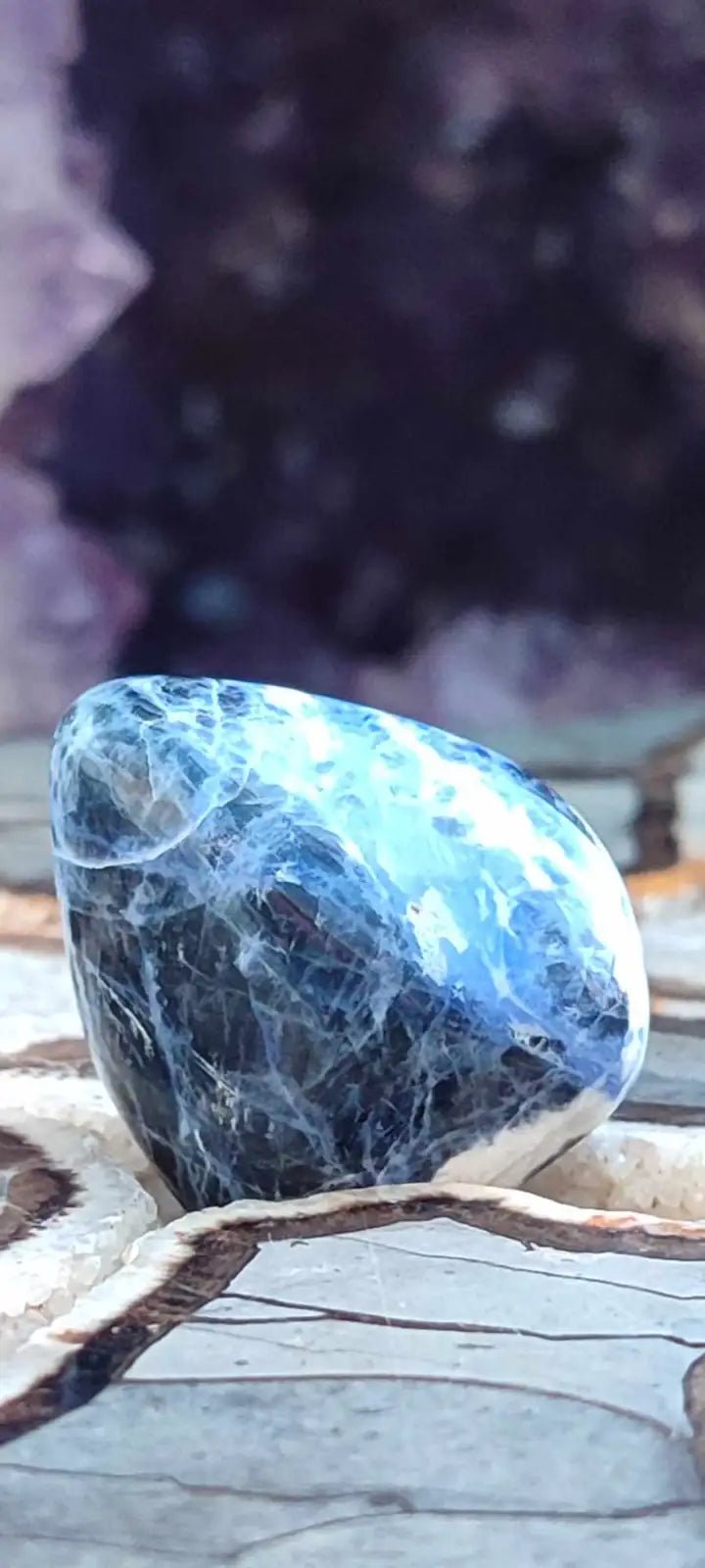 Chargez l&#39;image dans la visionneuse de la galerie, Sodalite du Brésil pierre roulée Grade A++++ Sodalite pierre roulée
