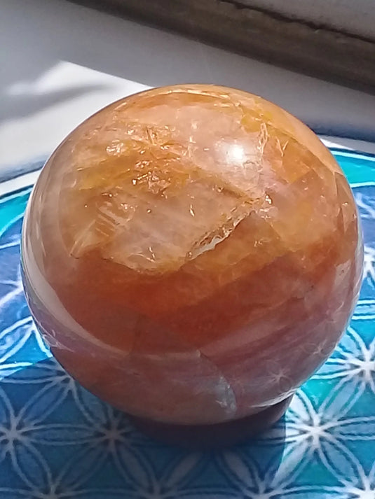 Sphère Calcite miel Grade A ++++ Diam 6,2cm Sphère Calcite miel Dans la besace du p'tit Poucet...   