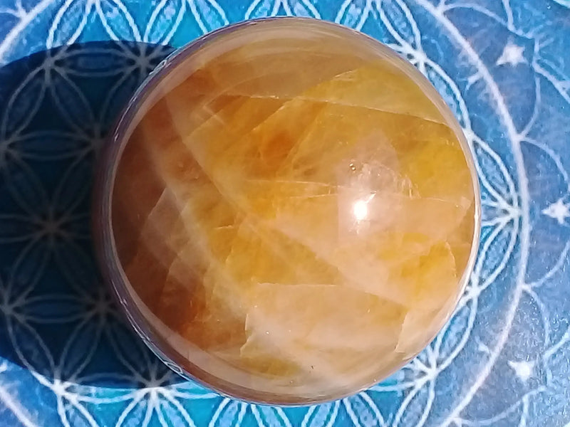 Cargue la imagen en el visor de la galería, Sphère Calcite miel Grade A ++++ Diam 7cm Sphère Calcite miel Dans la besace du p&#39;tit Poucet...   
