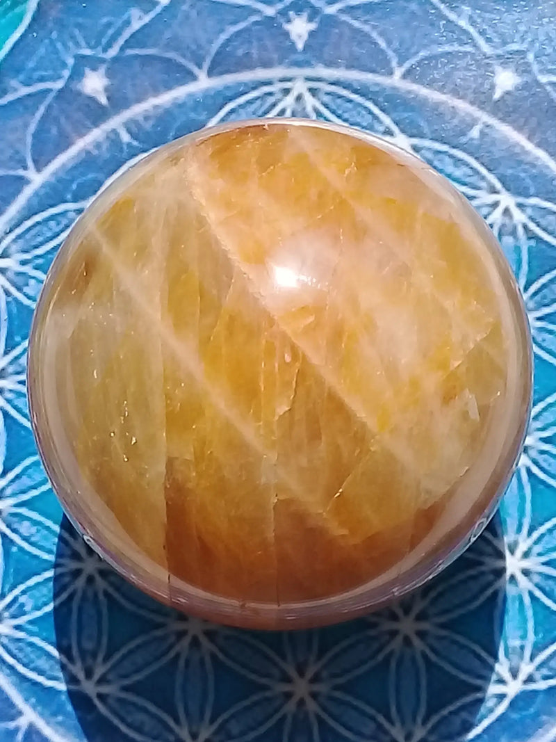 Carica immagine in Galleria Viewer, Sphère Calcite miel Grade A ++++ Diam 7cm Sphère Calcite miel Dans la besace du p&#39;tit Poucet...   
