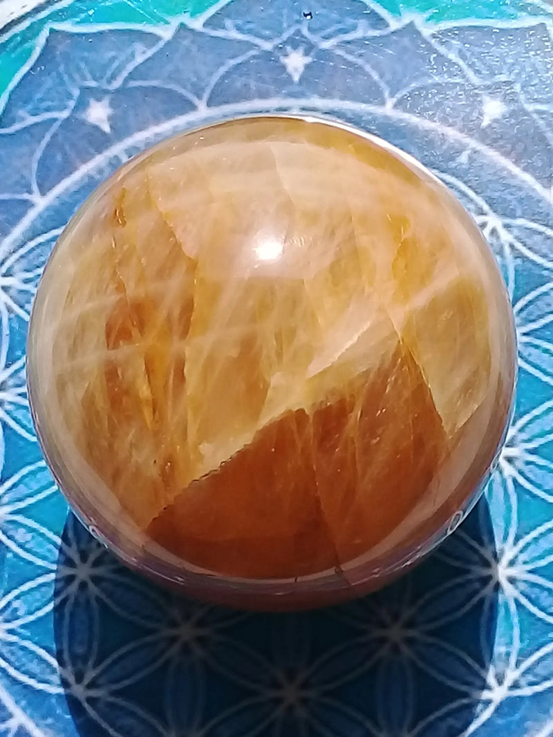Cargue la imagen en el visor de la galería, Sphère Calcite miel Grade A ++++ Diam 7cm Sphère Calcite miel Dans la besace du p&#39;tit Poucet...   
