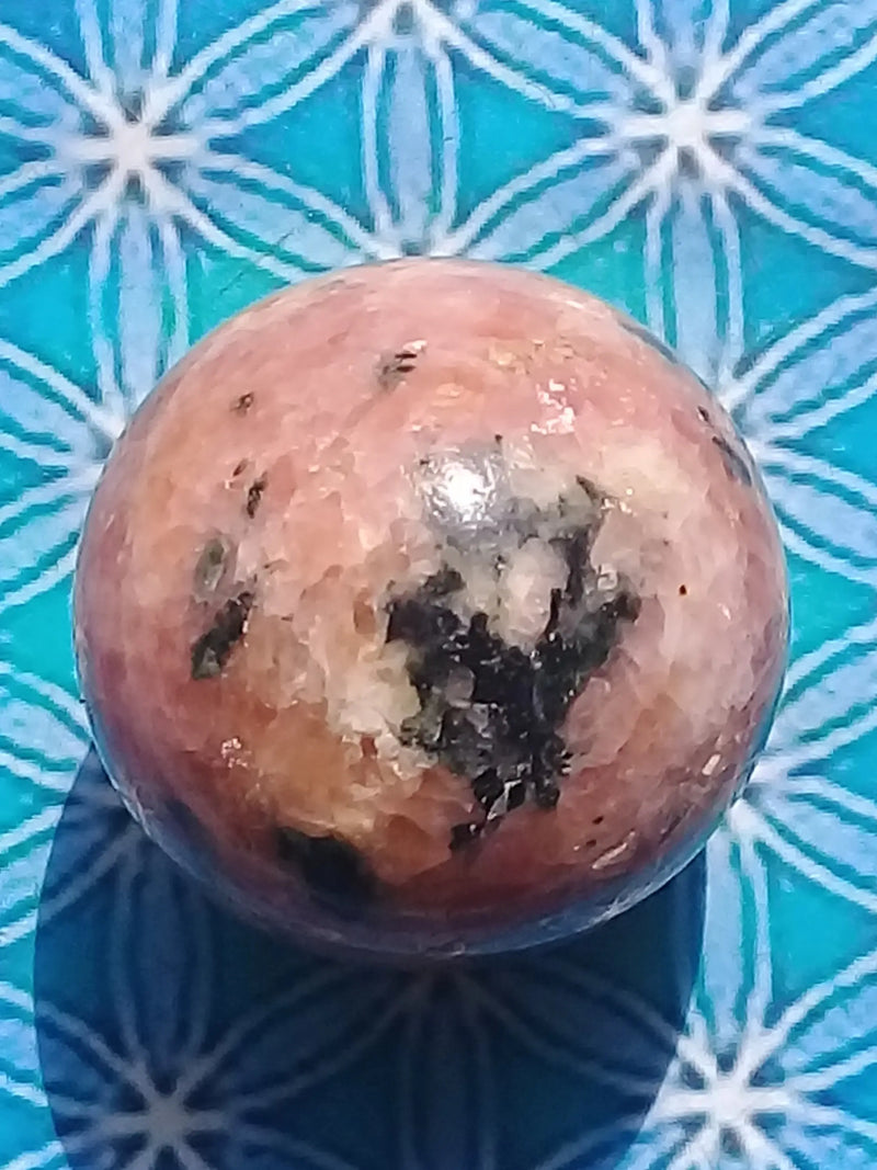 Carica immagine in Galleria Viewer, Sphère Calcite orange à inclusions de Mica noir Grade A ++++ Diam 4cm Sphère Calcite orange Dans la besace du p&#39;tit Poucet...   
