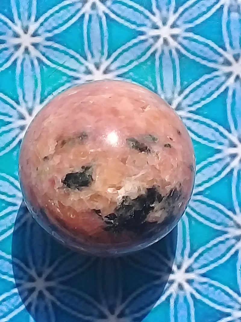 Carica immagine in Galleria Viewer, Sphère Calcite orange à inclusions de Mica noir Grade A ++++ Diam 4cm Sphère Calcite orange Dans la besace du p&#39;tit Poucet...   
