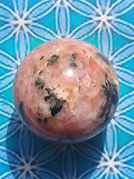 Sphère Calcite orange à inclusions de Mica noir Grade A ++++ Diam 4cm Sphère Calcite orange Dans la besace du p'tit Poucet...   