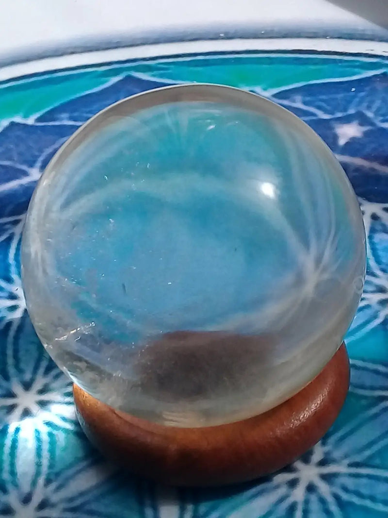 Load image into Gallery viewer, Sphère Cristal de roche Grade A ++++ (Remise prix pour léger impact sur la sphère) Sphère Cristal de roche
