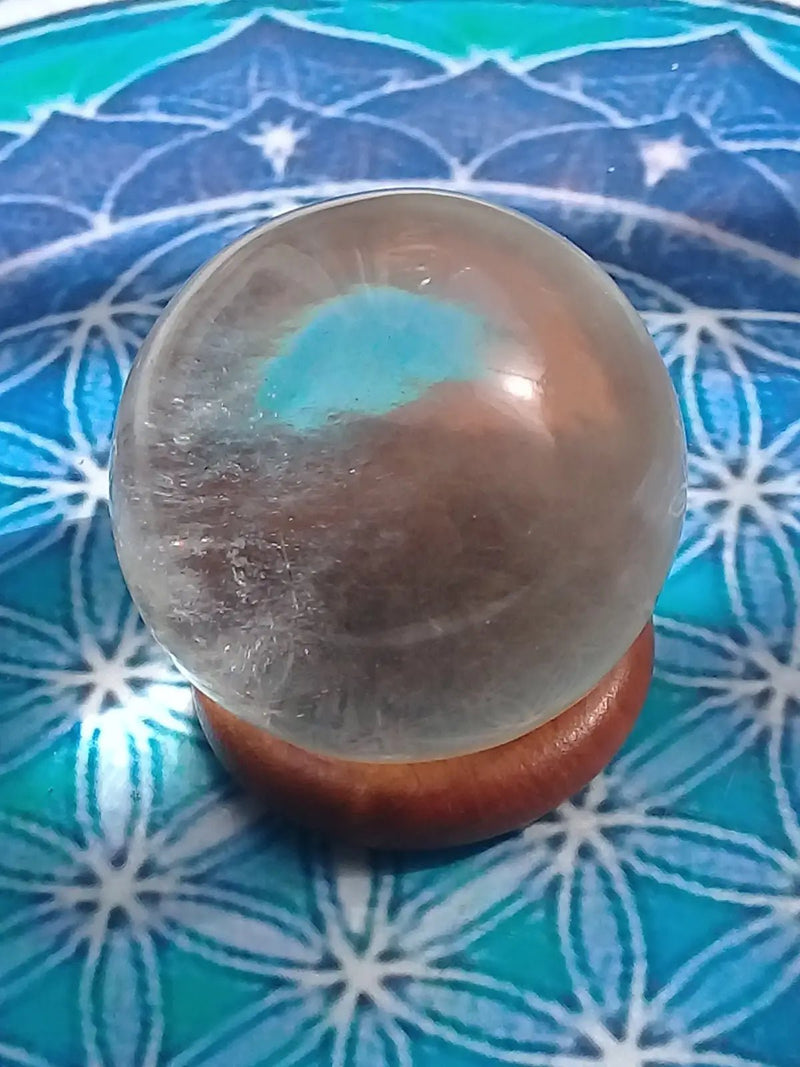 Load image into Gallery viewer, Sphère Cristal de roche Grade A ++++ (Remise prix pour léger impact sur la sphère) Sphère Cristal de roche
